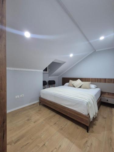 a bedroom with a large bed with white sheets at FloVa Apartment in Valjiosi
