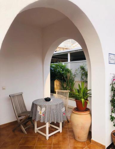 an archway with a table and chairs on a patio at Casa Típica Ciutadella centro in Ciutadella