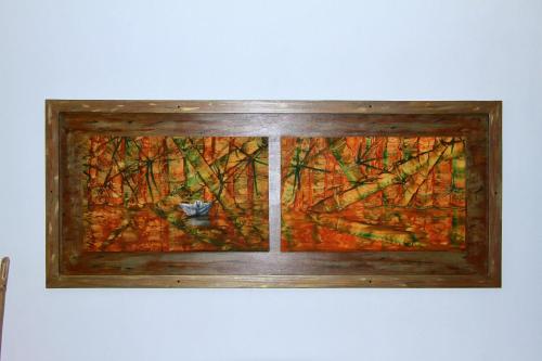 une photo d'un vitrail sur un mur dans l'établissement Zafara Hotel, à Santa Marta