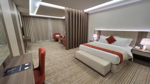 a large hotel room with a bed and a desk at Eioraa Hotel فندق إيوراء in Khamis Mushayt