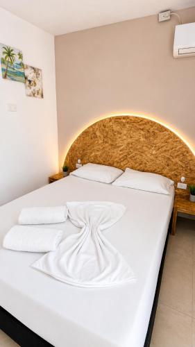 a bedroom with a large white bed in a room at Casa Wilson in Cartagena de Indias