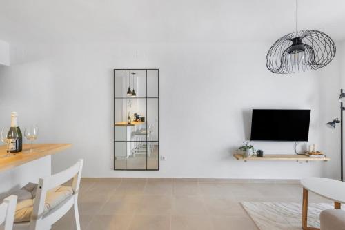 1BDR Studio 150m from Sea with Workspace