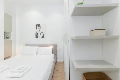Bocconi White Apartment