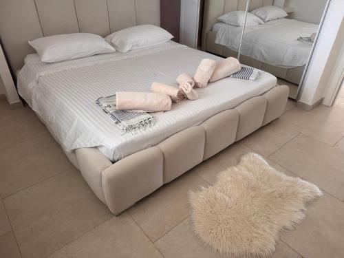 a bed with two pink towels on top of it at Villa Lenuska in Quartu SantʼElena