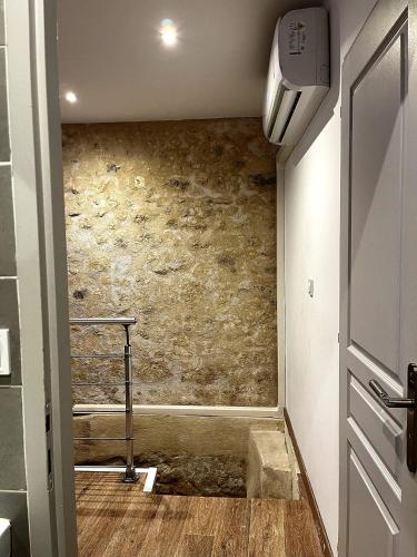 a hallway with a stone wall in a room at Au 47 in Bordeaux