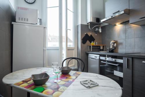 Jean Medecin au coeur de Niceにあるキッチンまたは簡易キッチン