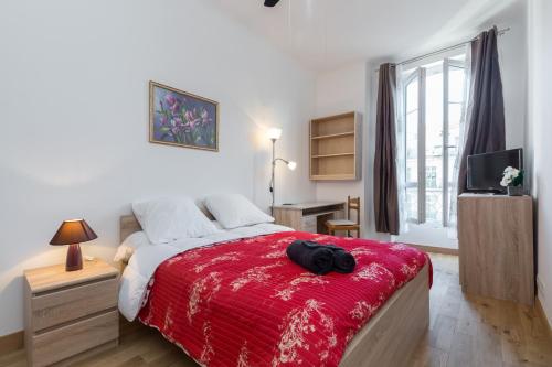 ニースにあるJean Medecin au coeur de Niceのベッドルーム1室(赤い毛布付きのベッド1台付)