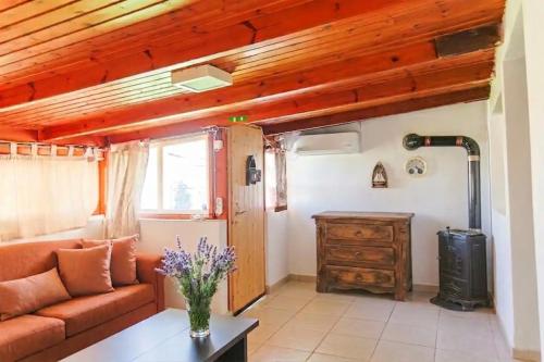 PeachPine Loft - Escape Near Sea & Athens Airport