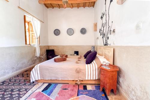 a bedroom with a bed with two teddy bears on it at Maison d'Hôtes Irocha in Tisseldeï