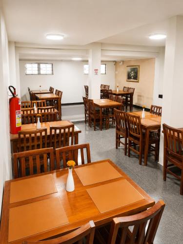 a dining room with wooden tables and chairs at Hotel Executivo formosa in Formosa