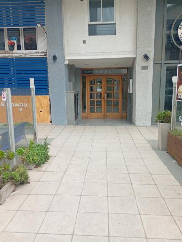 a front door of a building with a sidewalk at Monoambiente chico in Miramar