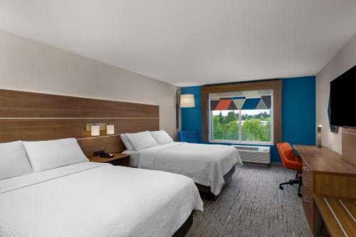 a hotel room with two beds and a window at Holiday Inn Express & Suites Salem North - Keizer by IHG in Keizer