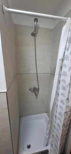 a shower in a bathroom with a shower curtain at Apartamento Monte Grande Ameghino in Monte Grande