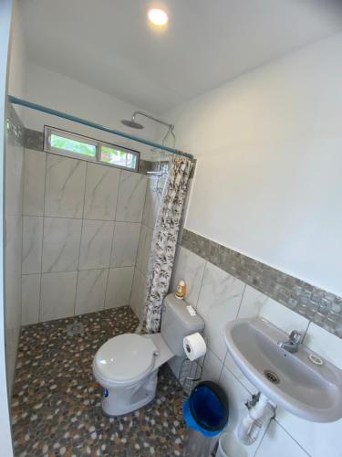 a bathroom with a toilet and a sink at Casa de Heidi in Puerto López