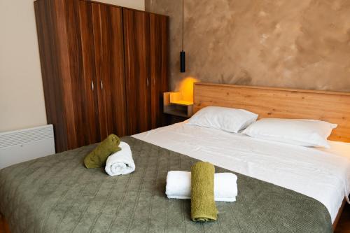 a hotel room with a bed with towels on it at Casa Al Tramonto in Brestovi