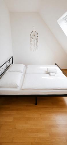 Cozy Furnished Room with Terrace Top Floor in Vienna