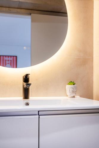 Jana Modern Studio with Balcony & Close to Monastiraki