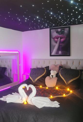 a bedroom with a bed with swans on it at Le Chalet romantique avec jacuzzi privatif in Lirac