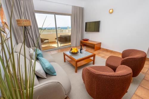 Sea-View 2BR with Pool near Porto de Mós Beach