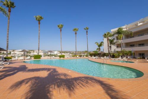 Sea-View 2BR with Pool near Porto de Mós Beach