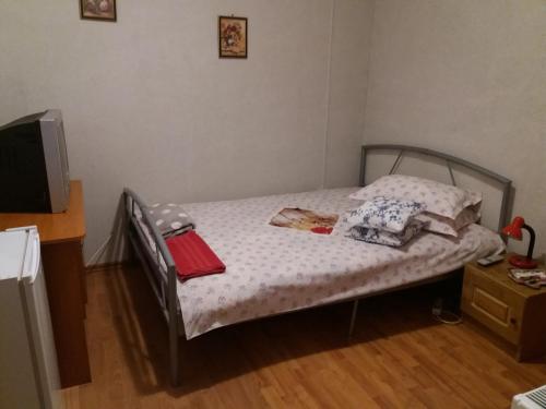 a small bedroom with a bed and a television at Casa Rodisa in Turda