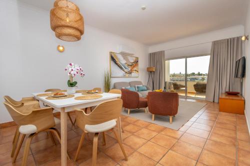 Sea-View 2BR with Pool near Porto de Mós Beach
