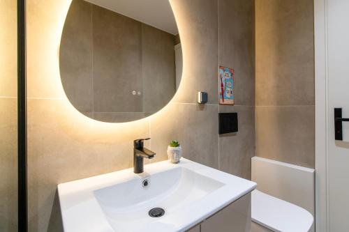 Juno Modern Studio with Balcony & Close to Monastiraki