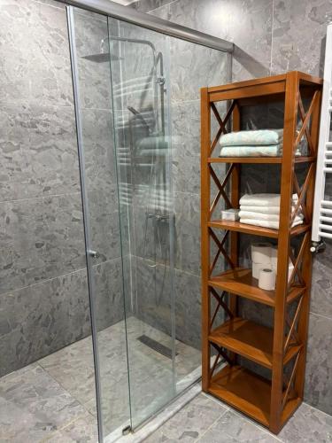 a shower in a bathroom with a glass shower stall at Bel appartement in Cheraga