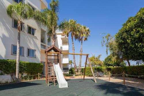 Sea-View 2BR with Pool near Porto de Mós Beach
