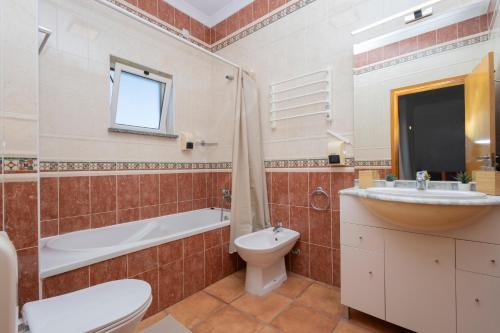Sea-View 2BR with Pool near Porto de Mós Beach