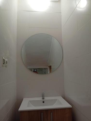 a bathroom with a sink and a mirror at Apartmento El Descanso in Rincón de Soto