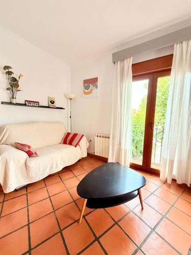 a living room with a couch and a table at Casa luminosa con encanto in Vélez-Rubio
