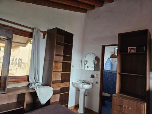 ein Badezimmer mit Waschbecken und Spiegel in der Unterkunft Eco Hotel Ixhi in Pátzcuaro