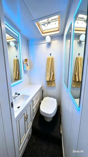 a bathroom with a toilet and a sink and a mirror at White Queen in El Paredón Buena Vista
