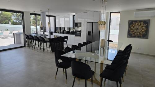 Dream Villa by Laranjal Rentals