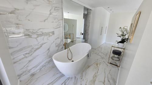 Dream Villa by Laranjal Rentals