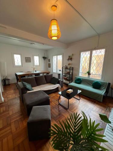 a living room with a couch and a table at Casa Tribu in Viña del Mar