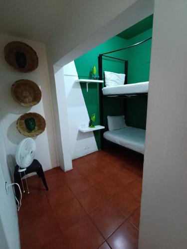 ein Zimmer mit zwei Etagenbetten und einem Tisch in der Unterkunft Why Not Hotel in Antigua Guatemala