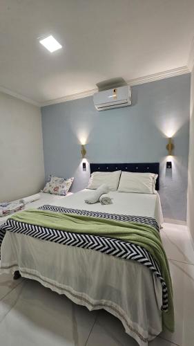 a bedroom with a large bed in a room at Casa com 3 suítes e piscina privativa no centro de Maragogi perto da praia in Maragogi