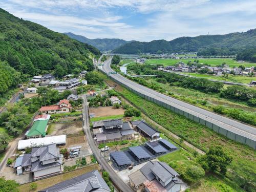 eine Luftaufnahme eines Dorfes mit einer Straße in der Unterkunft michikusha in Maniwa
