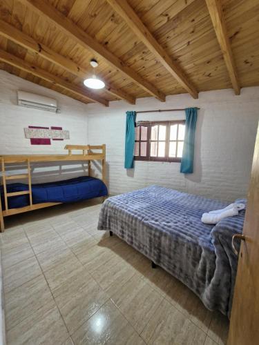 a bedroom with two bunk beds and a window at Cabañas El Sauce in Albardón