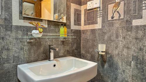 a bathroom with a white sink in a room at Ella Scenic Heights in Ella