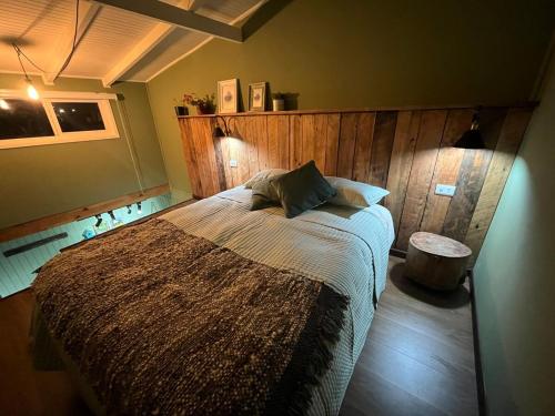 a bedroom with a large bed in a room at Casita Nalca in Chaitén