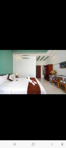 a bedroom with a large white bed in a room at Lockhang homestay in Thanh Ðông (1)