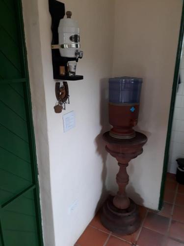 a blue bucket sitting on a stand in a room at Rancho Batatas in Atibaia