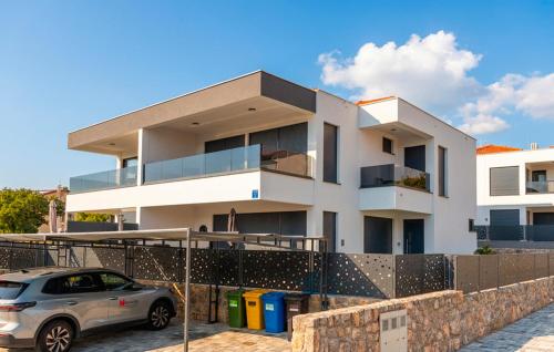 Lovely Home In Milcetici
