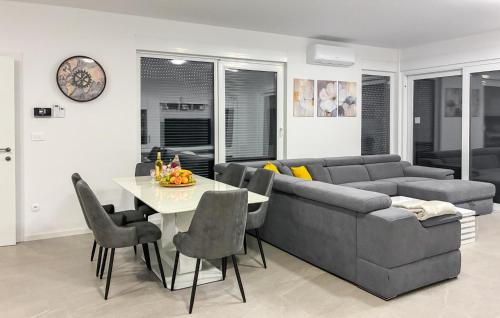 Lovely Home In Milcetici