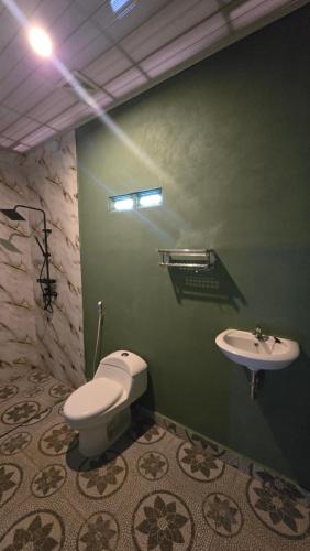 a bathroom with a toilet and a sink at Bale Sunset Inn in Senaru