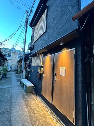 single family house Direct access to Namba and Nihonbashi 3-minute walk from Imazari Station Quiet residential area Self check in with smart lock Up to 9 people
