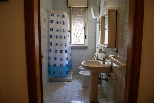 ガリポリにあるAppartamento Feniceのバスルーム(洗面台、トイレ、シャワーカーテン付)